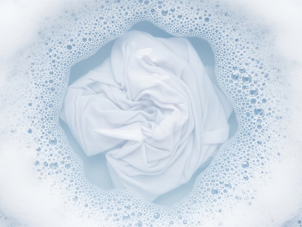 Se ha utilizado un potente detergente para lavar la ropa blanca y seca como nueva. content image